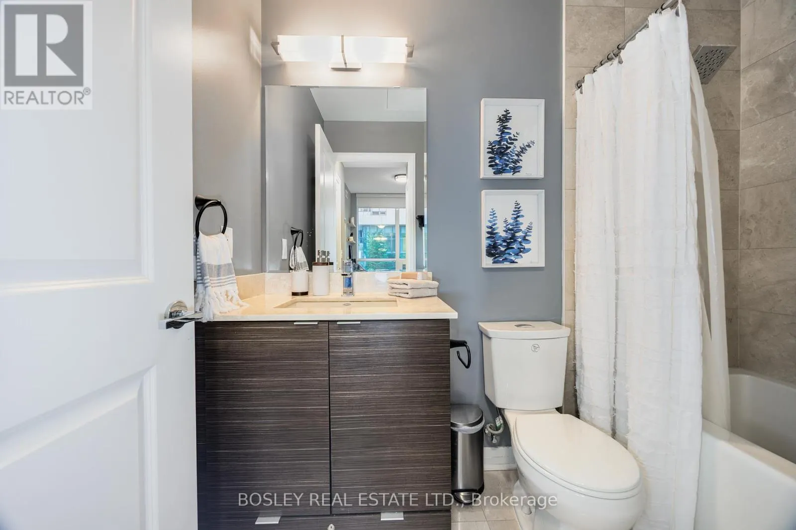 215 - 60 ANNIE CRAIG DRIVE