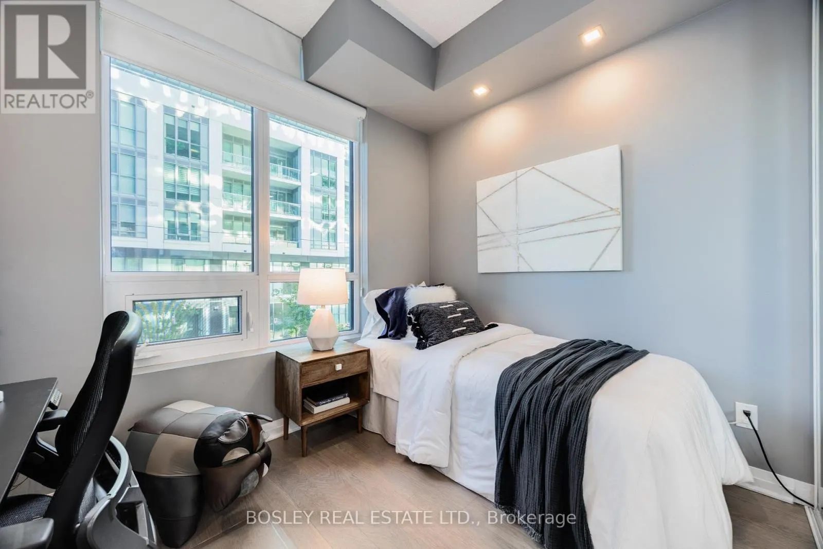 215 - 60 ANNIE CRAIG DRIVE
