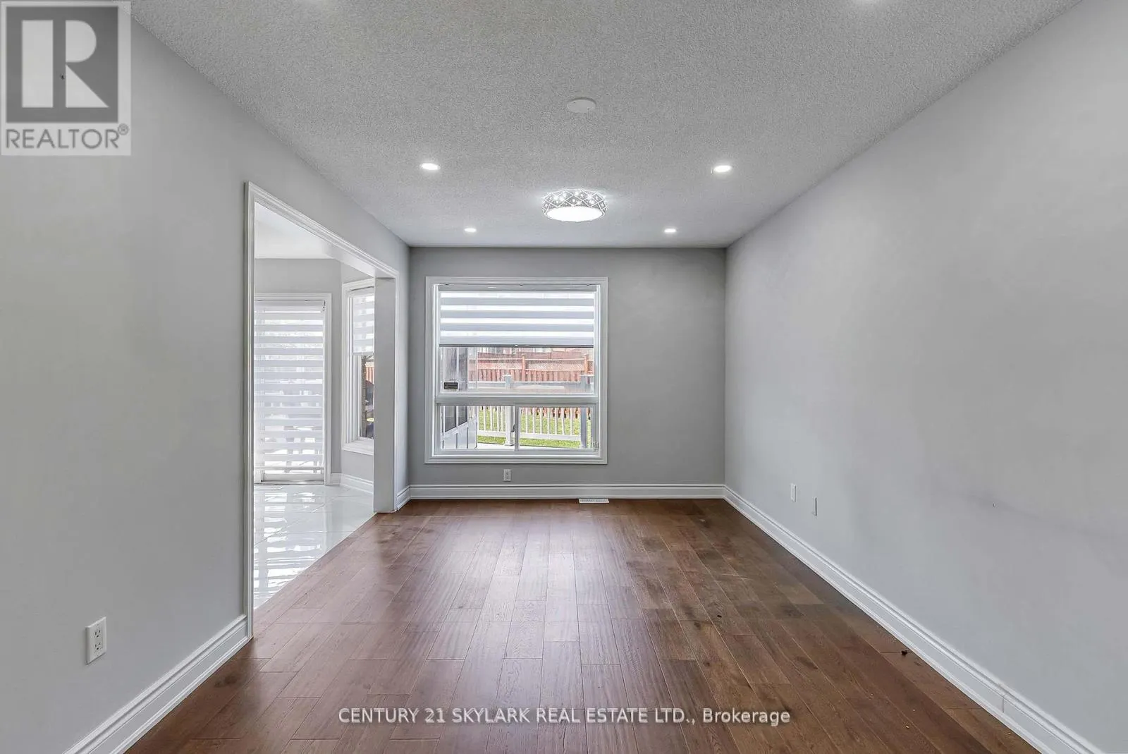 4 MOONSTONE COURT