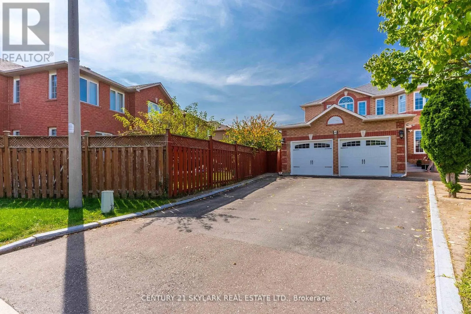 4 MOONSTONE COURT