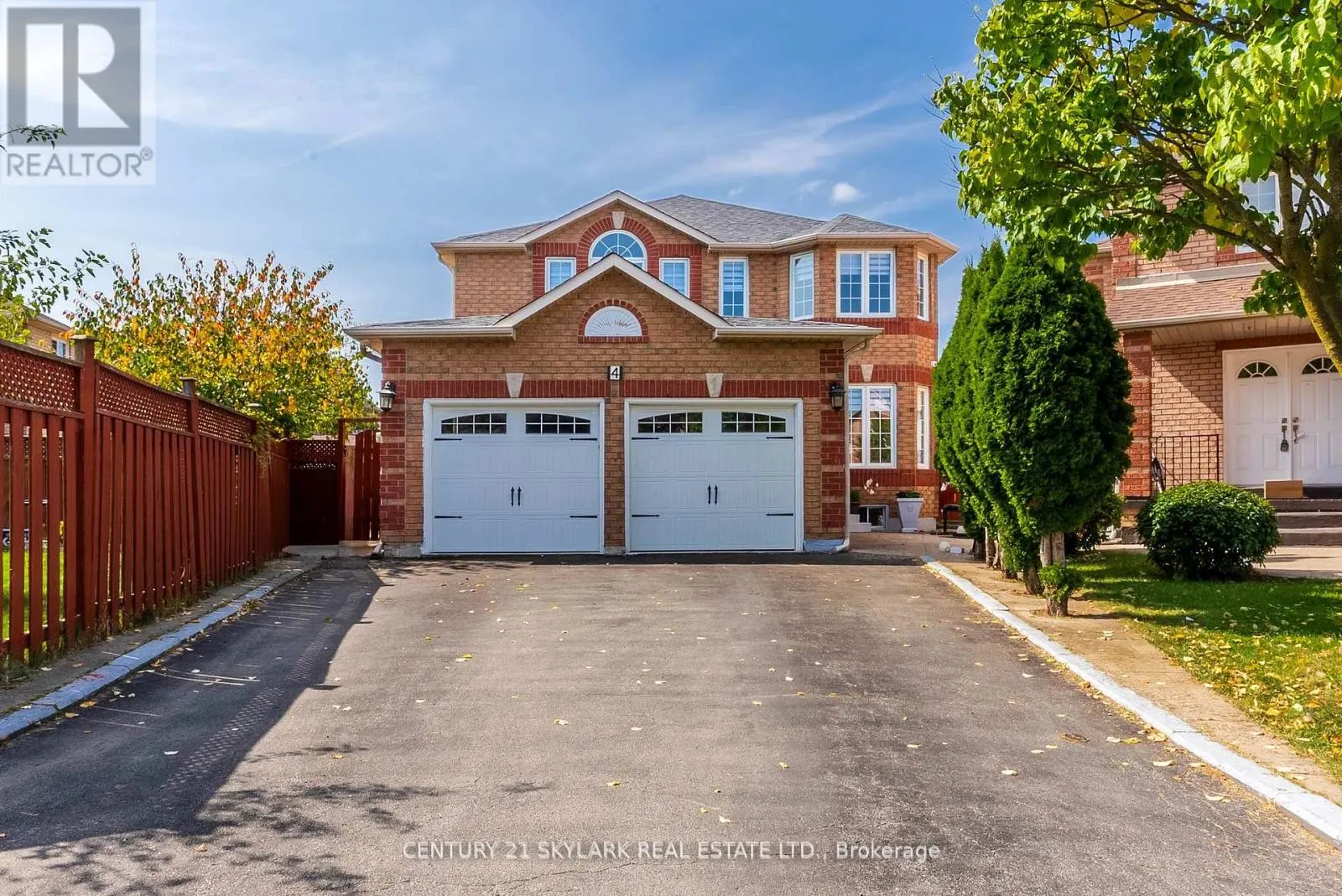 4 MOONSTONE COURT