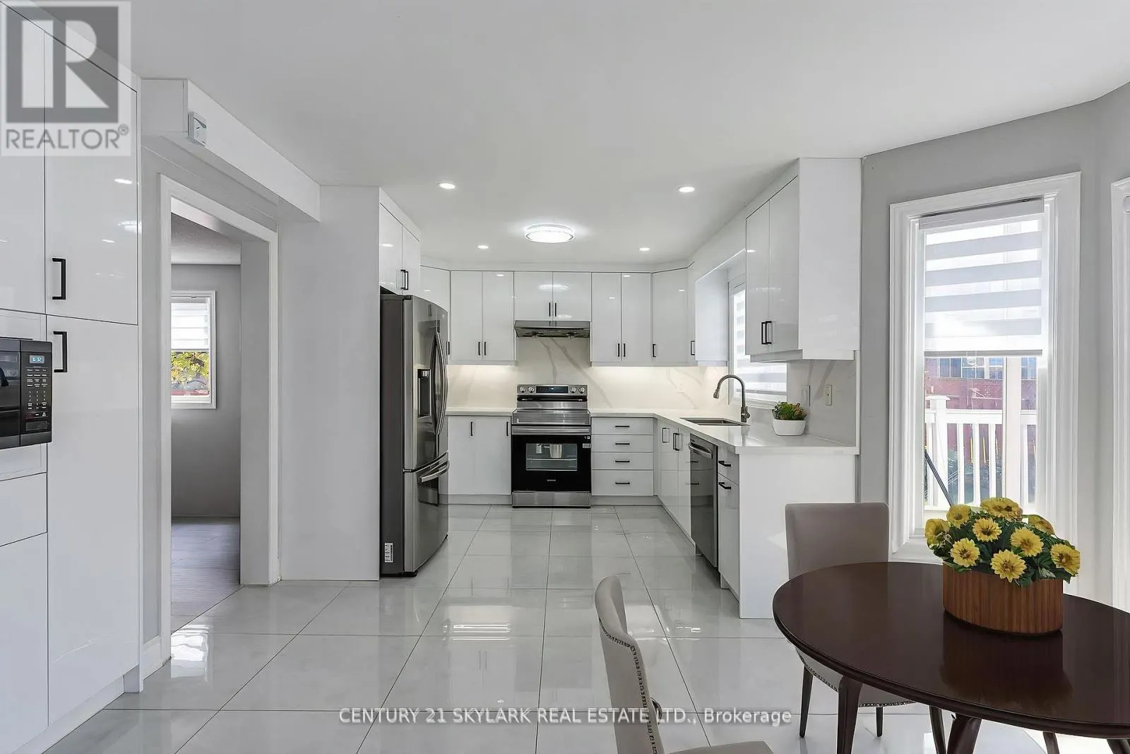 4 MOONSTONE COURT