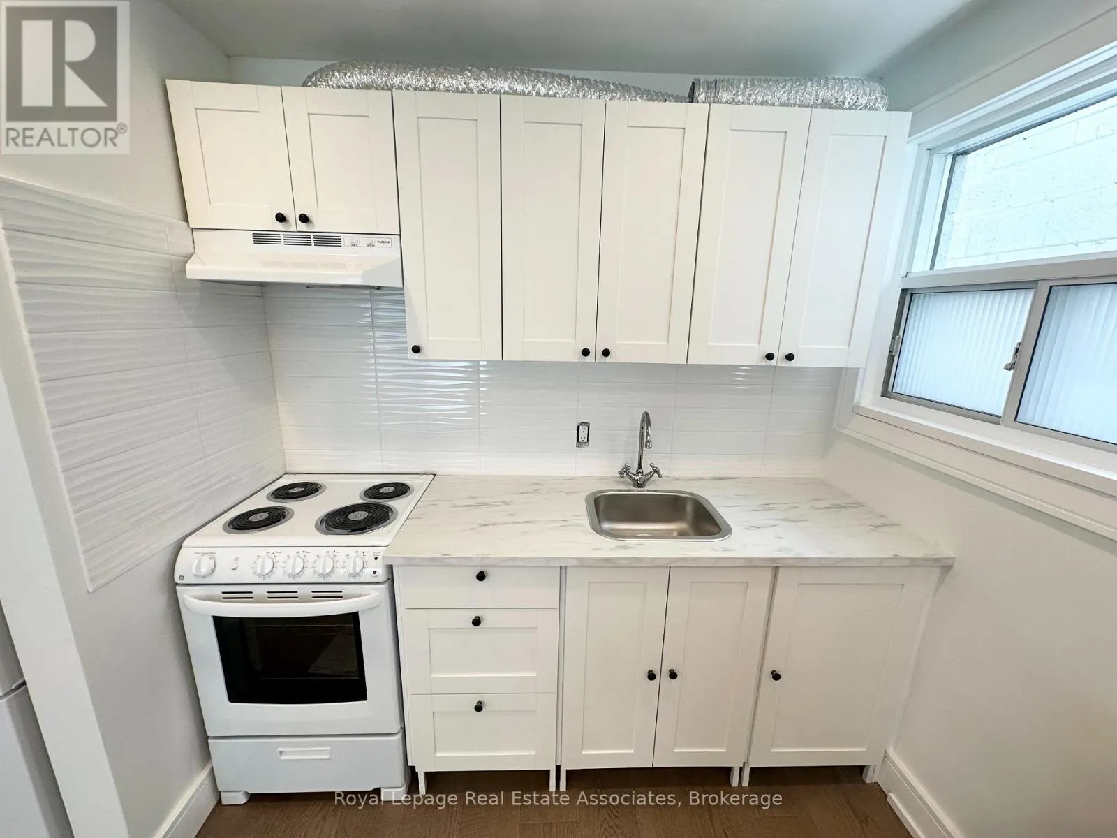 4 - 237 LAKESHORE ROAD E