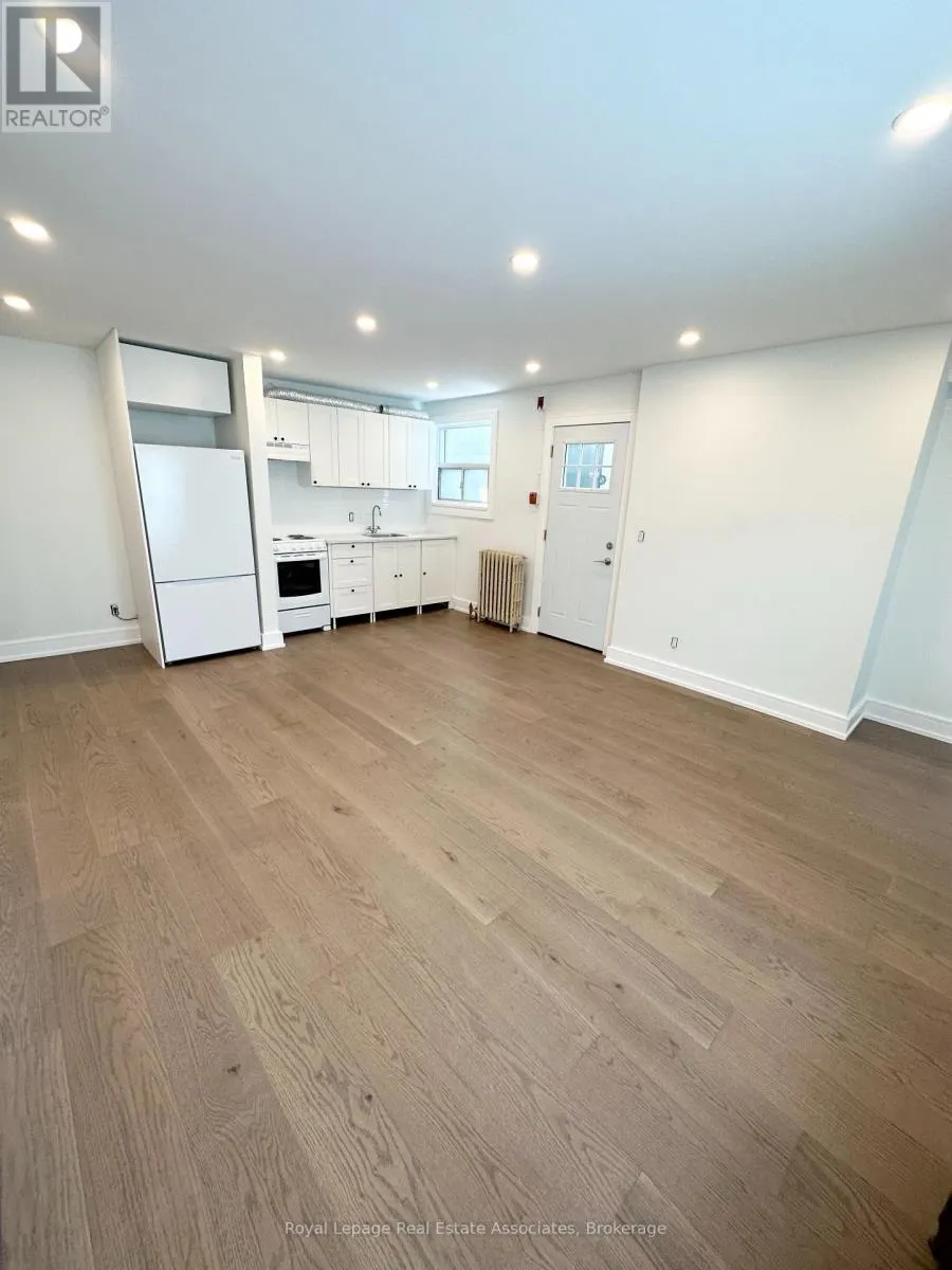 4 - 237 LAKESHORE ROAD E