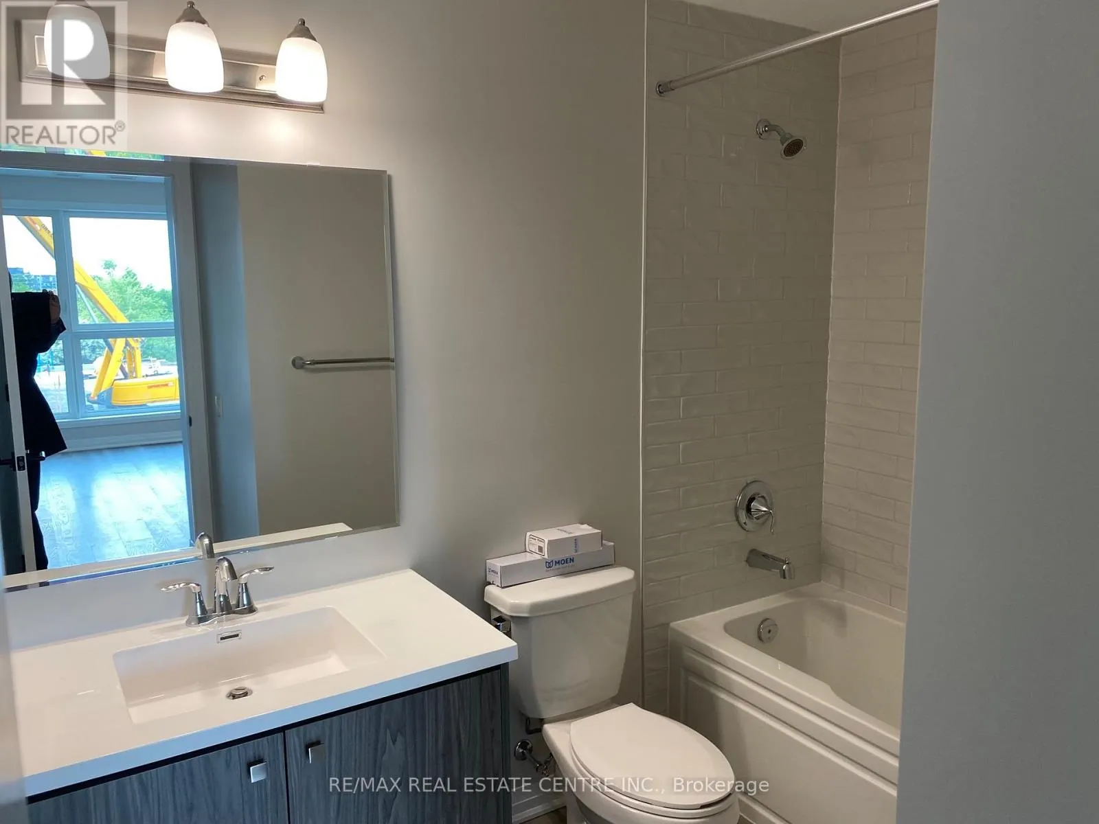 228 - 95 DUNDAS STREET W