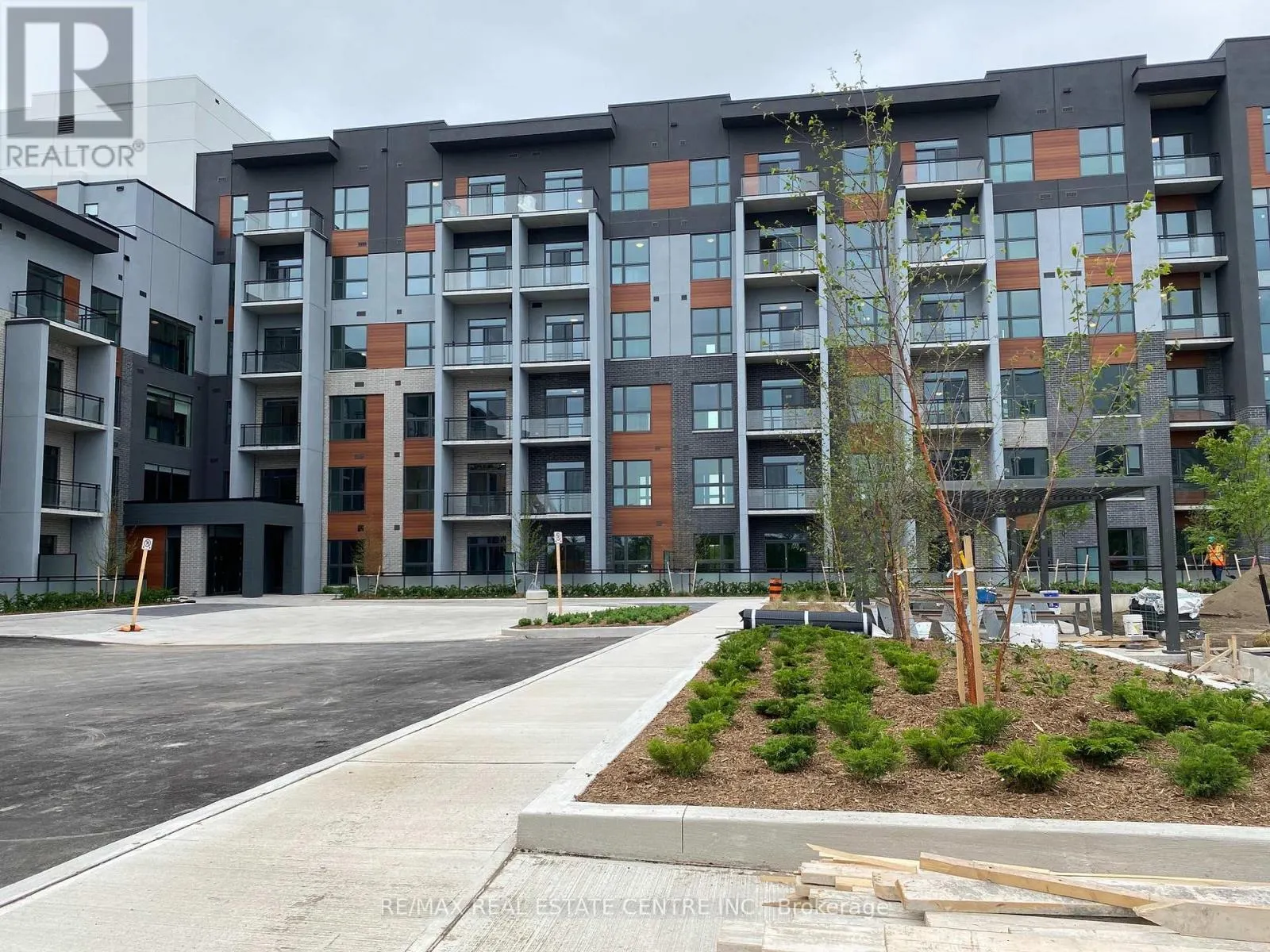 228 - 95 DUNDAS STREET W