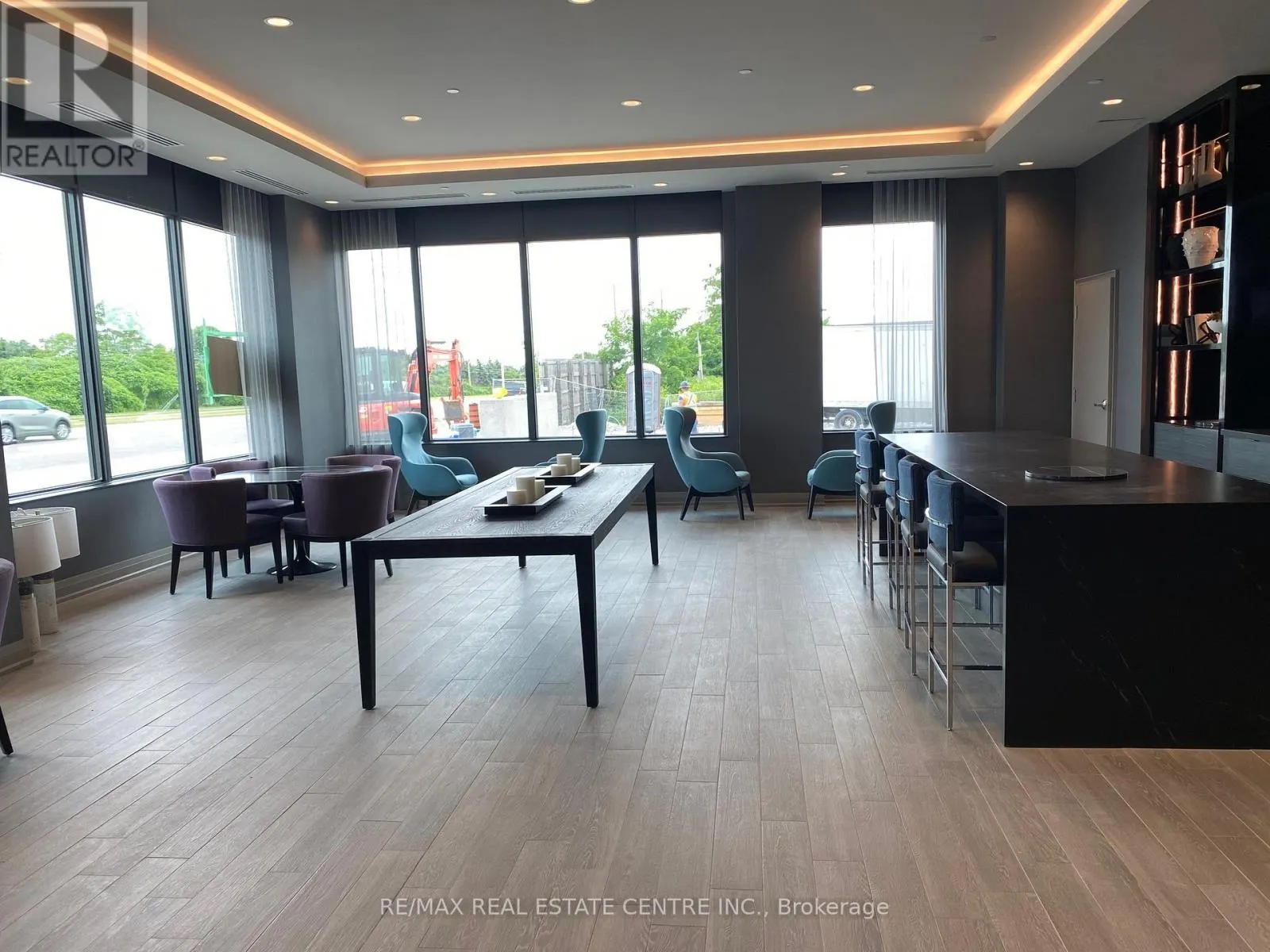 228 - 95 DUNDAS STREET W