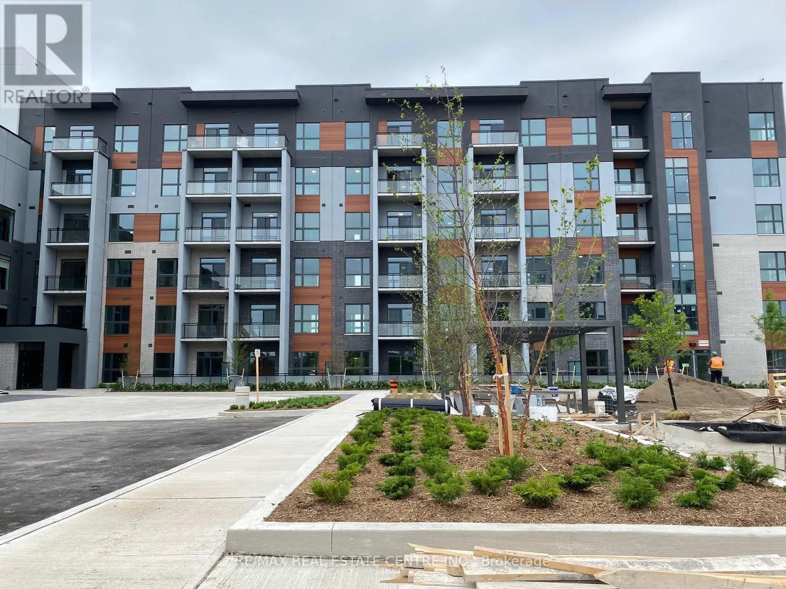 228 - 95 DUNDAS STREET W