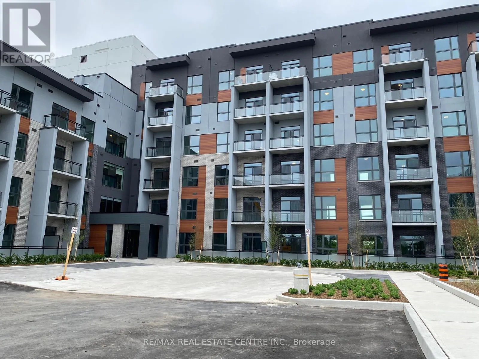 228 - 95 DUNDAS STREET W
