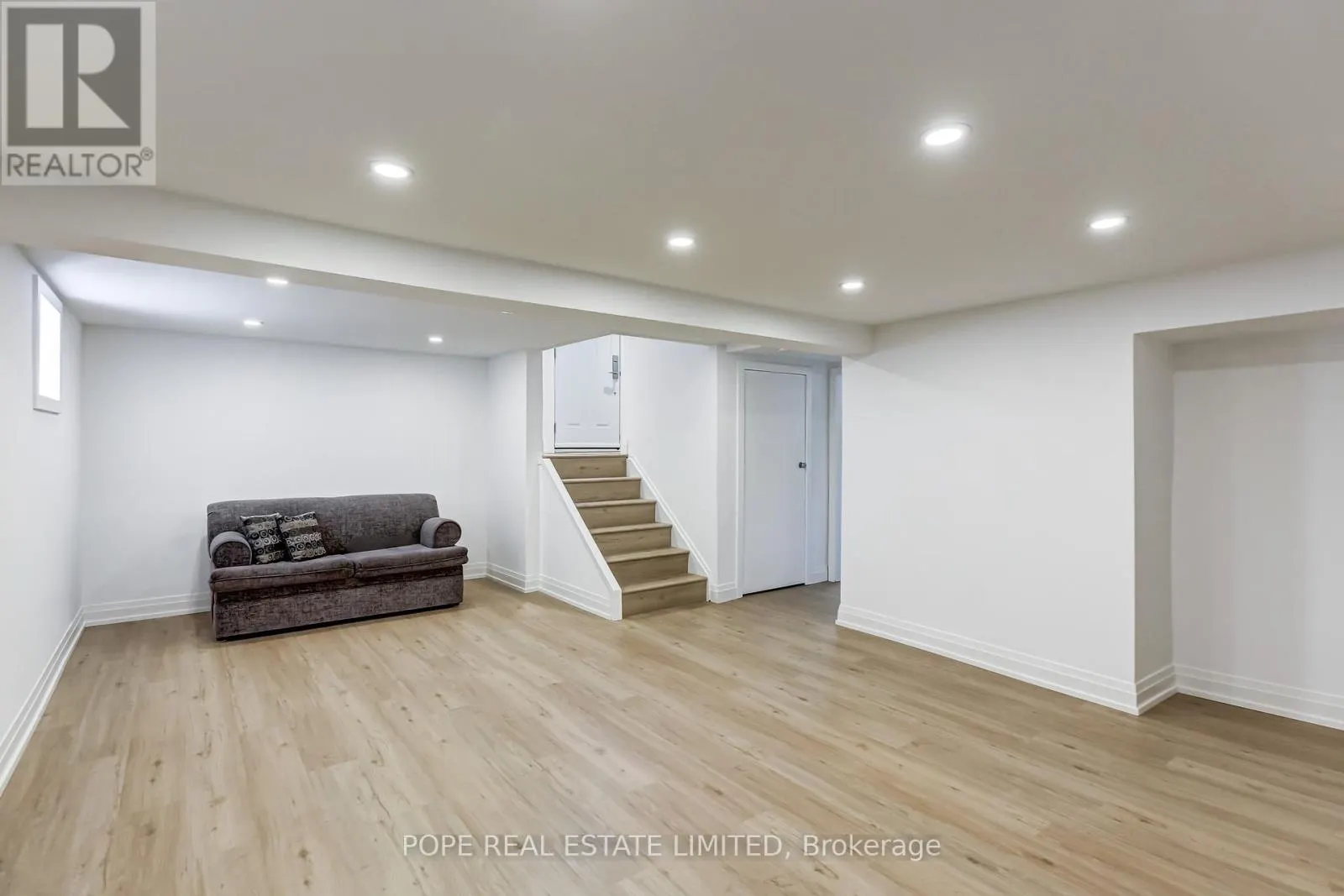 35 TOFIELD CRESCENT