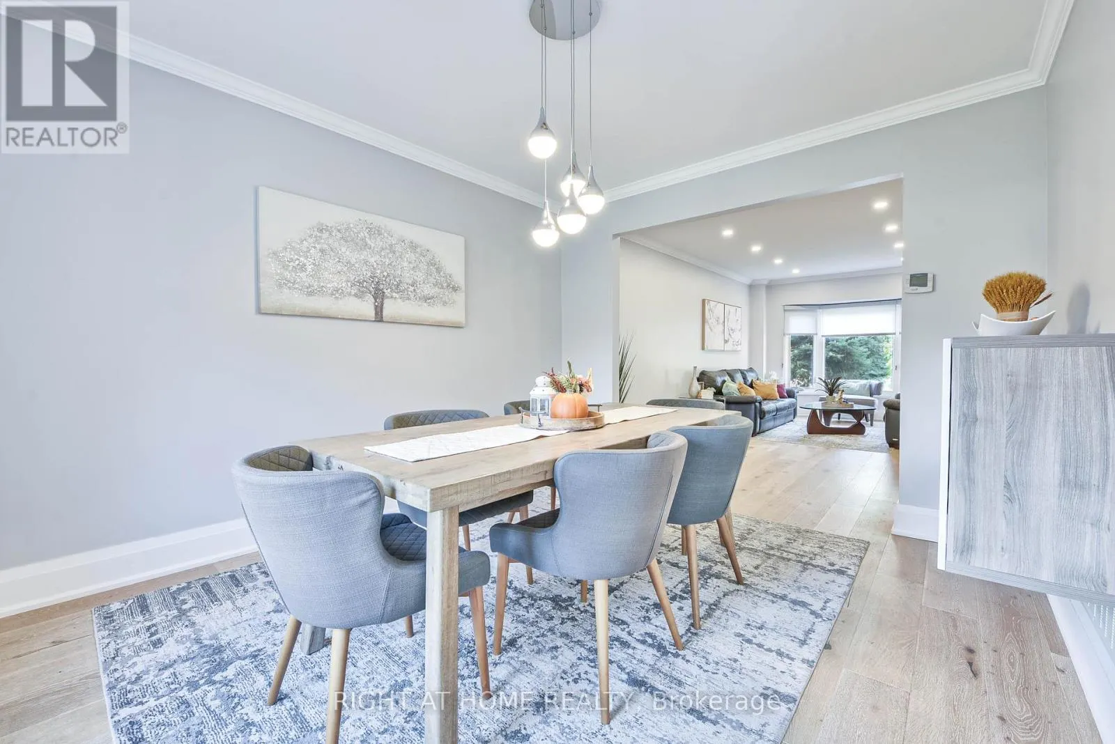 1517 QUEENSBURY CRESCENT