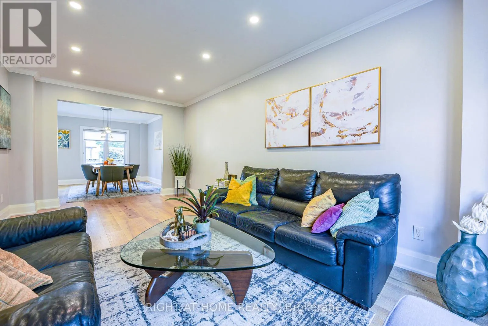 1517 QUEENSBURY CRESCENT