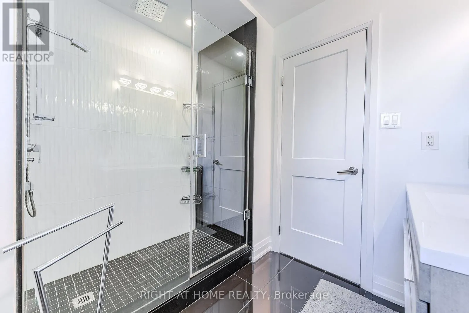 1517 QUEENSBURY CRESCENT