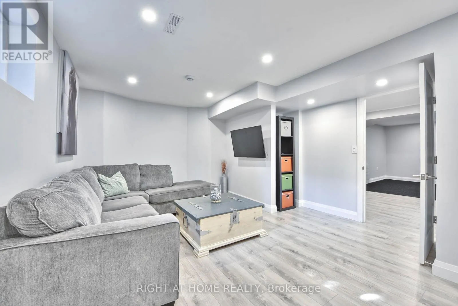 1517 QUEENSBURY CRESCENT