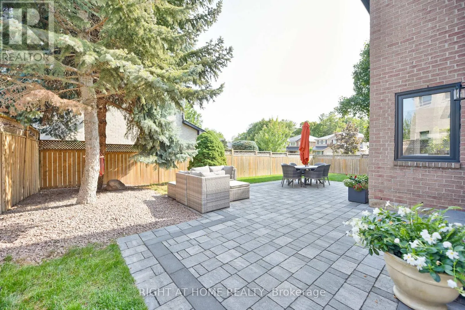 1517 QUEENSBURY CRESCENT