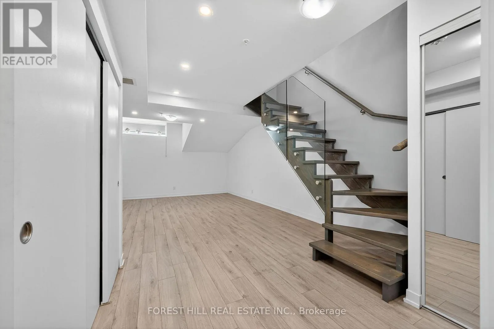 156 - 38 HOWARD PARK AVENUE