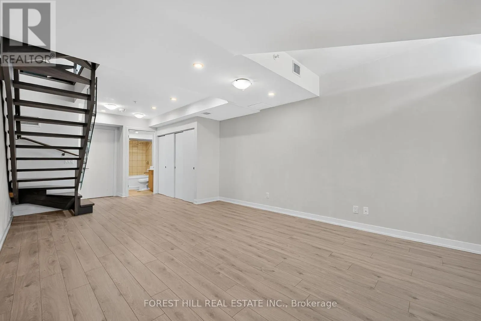 156 - 38 HOWARD PARK AVENUE