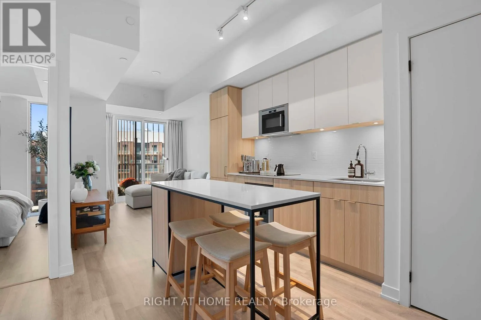 403 - 220 MISSINNIHE WAY