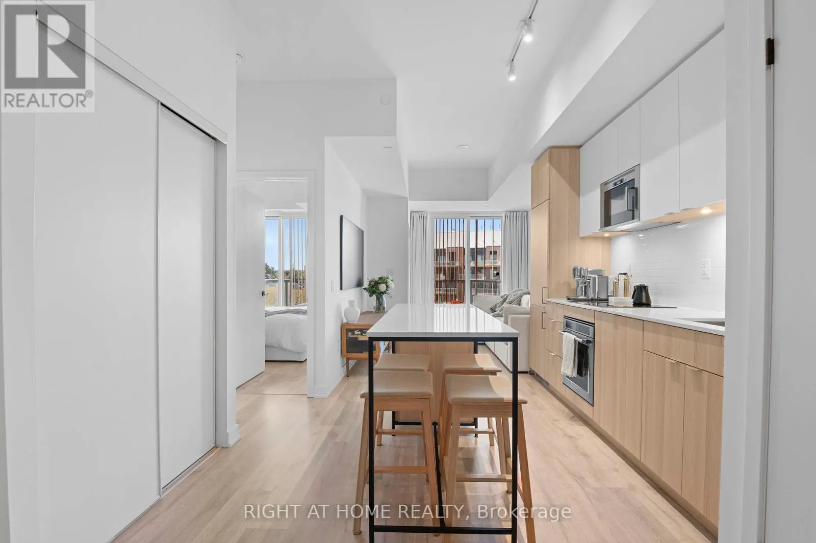 403 - 220 MISSINNIHE WAY