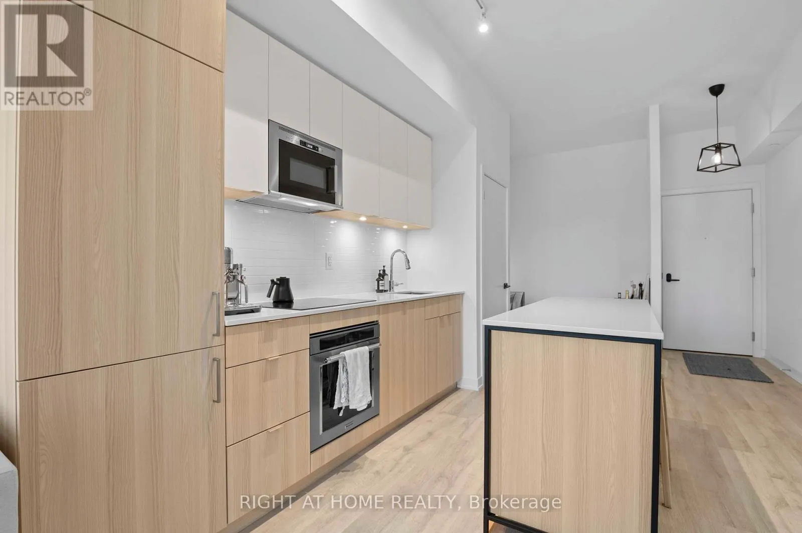 403 - 220 MISSINNIHE WAY