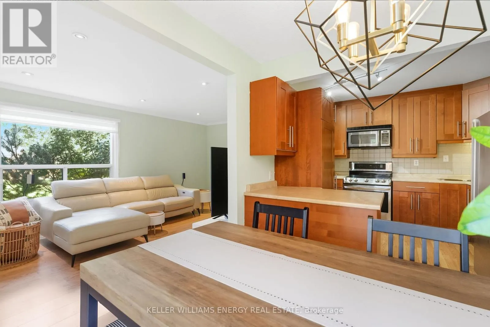 4 - 693 FRANCIS ROAD, #4