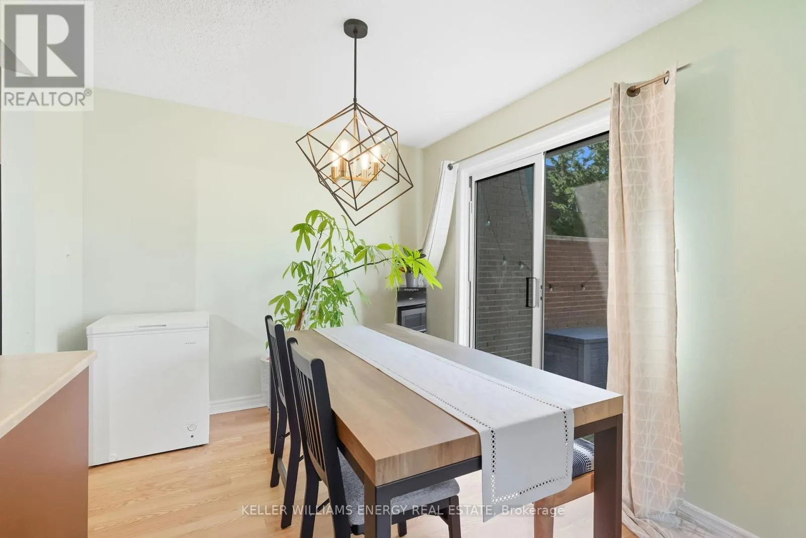 4 - 693 FRANCIS ROAD, #4