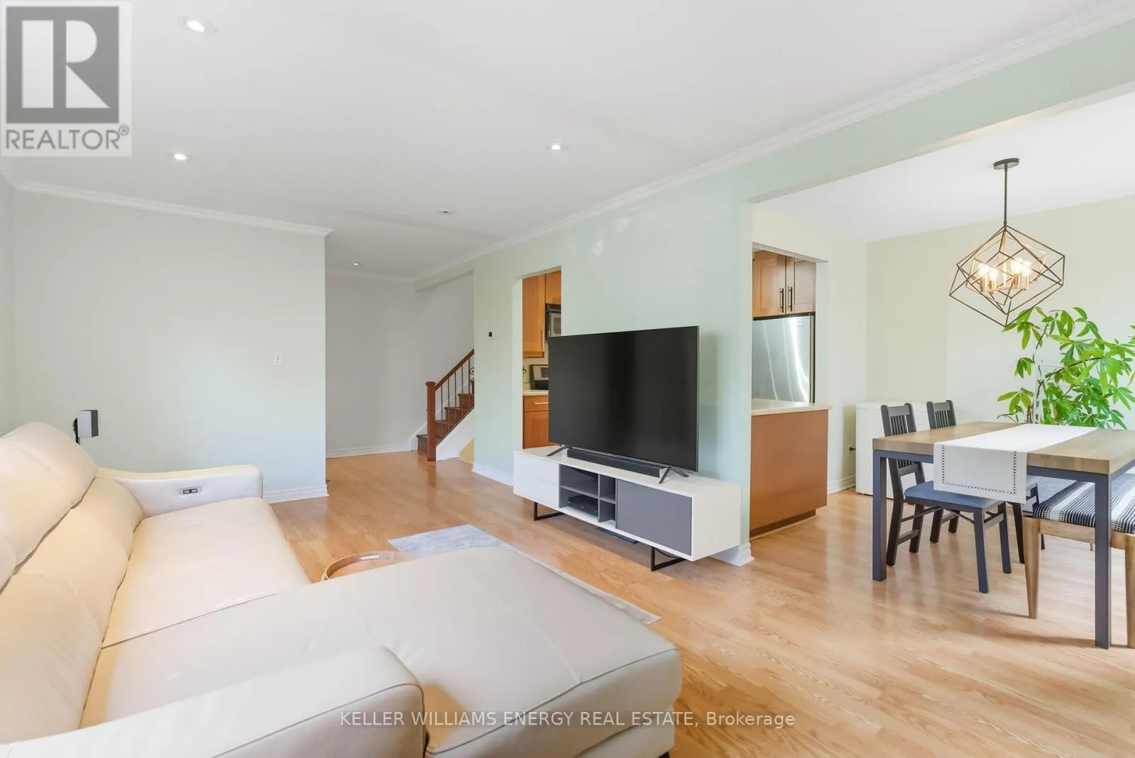 4 - 693 FRANCIS ROAD, #4