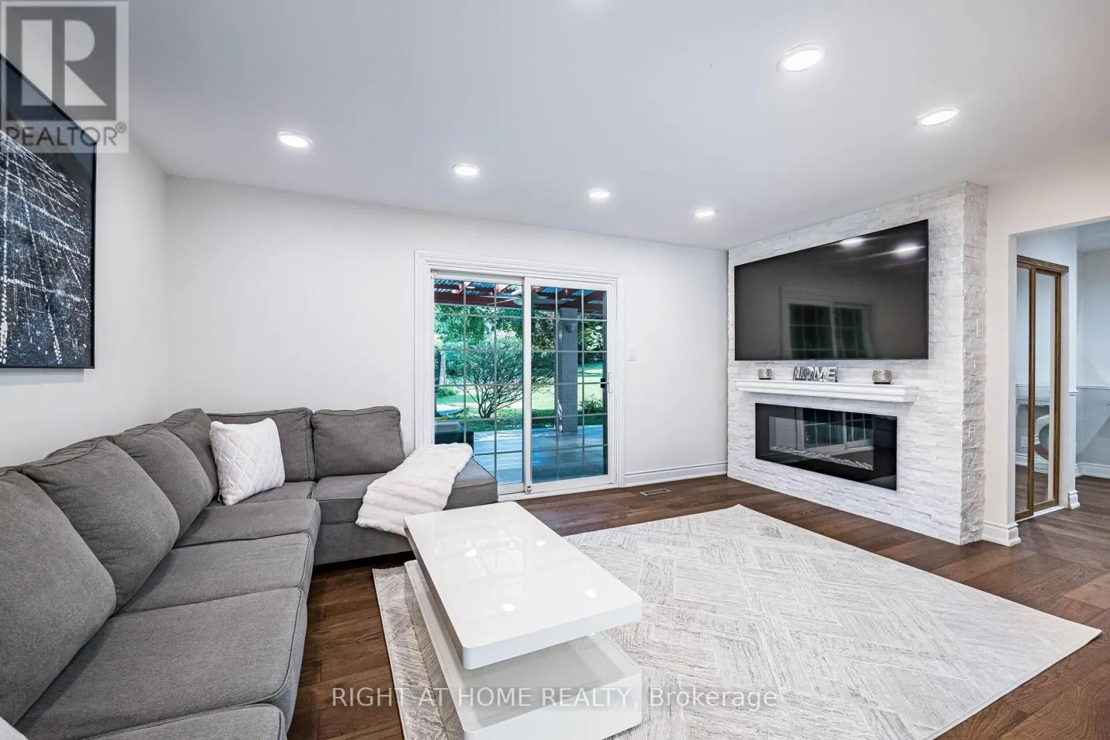 3981 MAHOGANY ROW