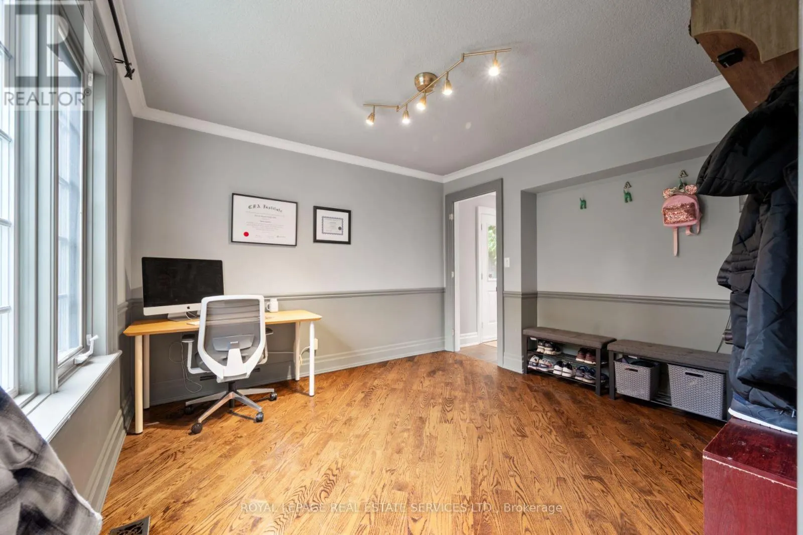 244 THE KINGSWAY