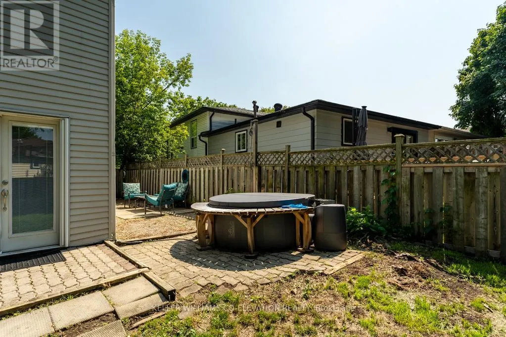 1555 NEWLANDS CRESCENT