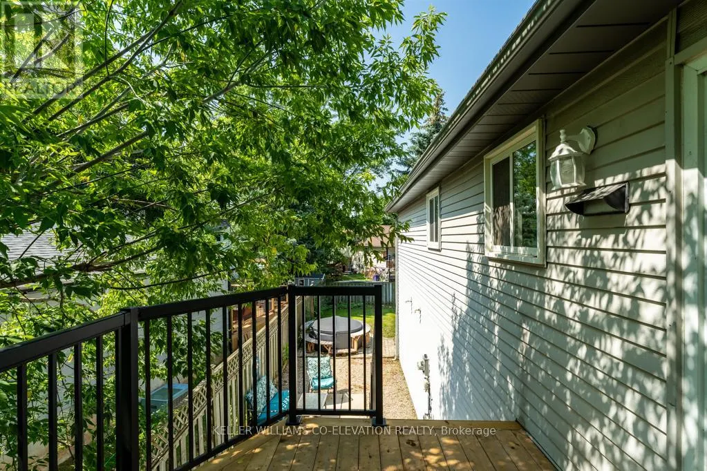 1555 NEWLANDS CRESCENT