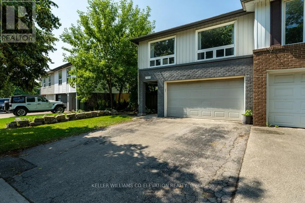 1555 NEWLANDS CRESCENT