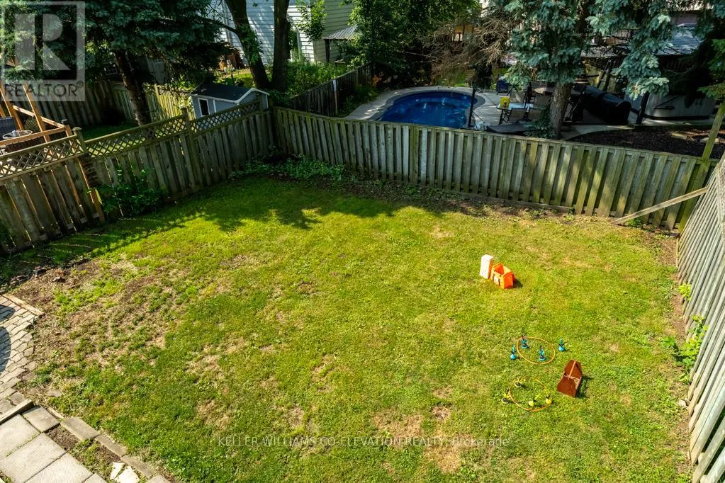 1555 NEWLANDS CRESCENT