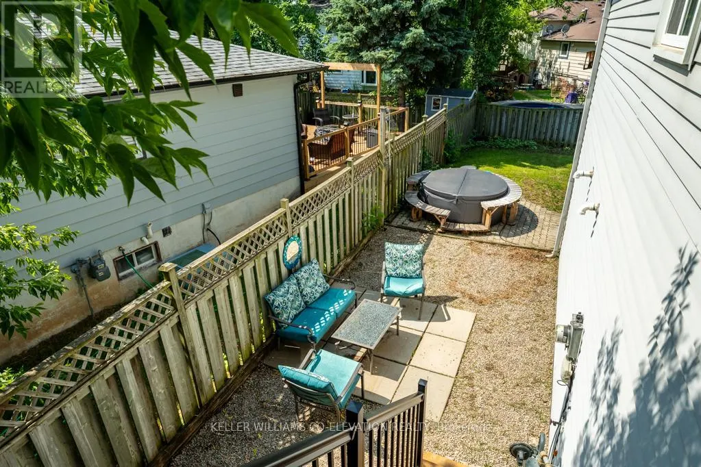 1555 NEWLANDS CRESCENT