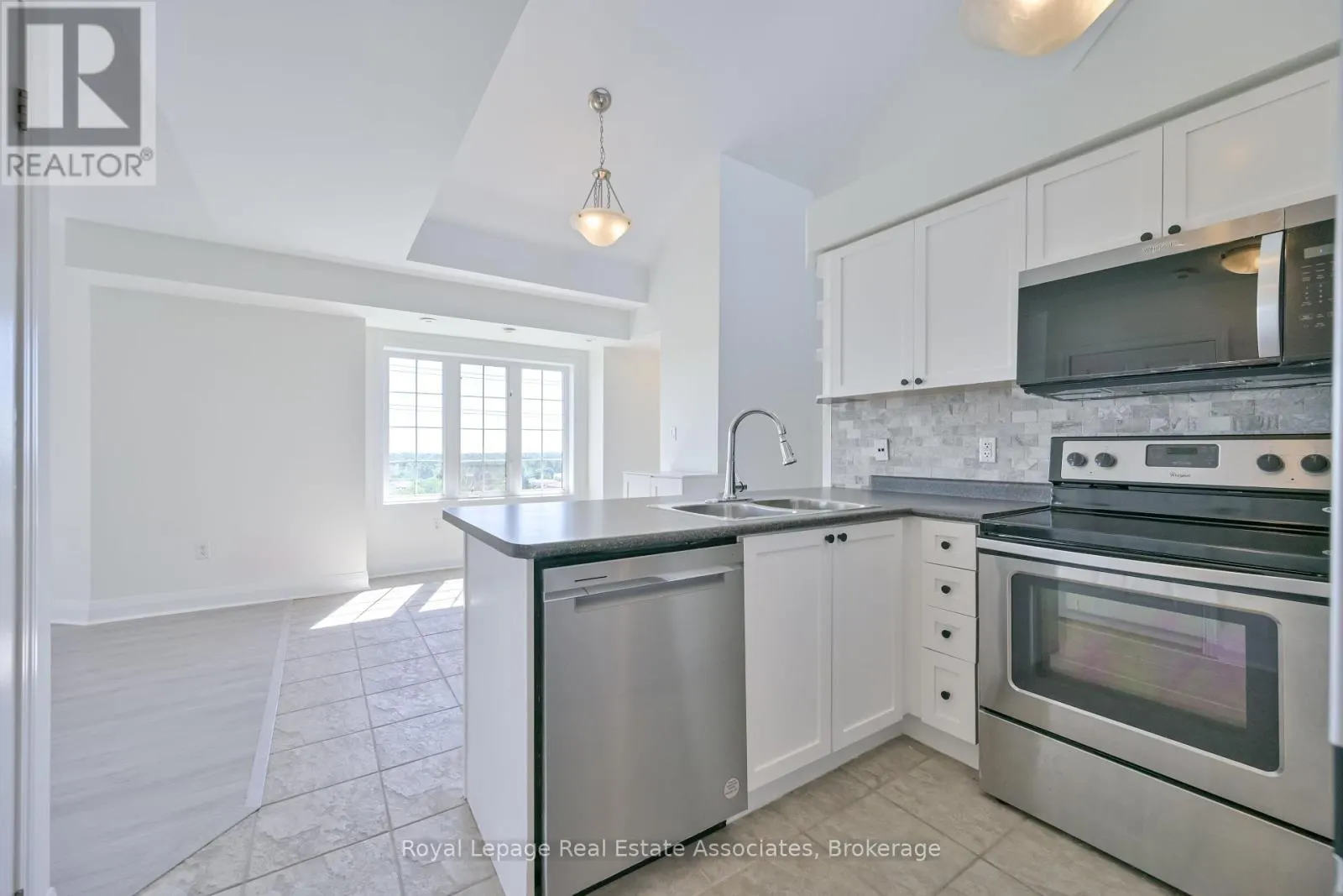 3 - 575 DUNDAS STREET