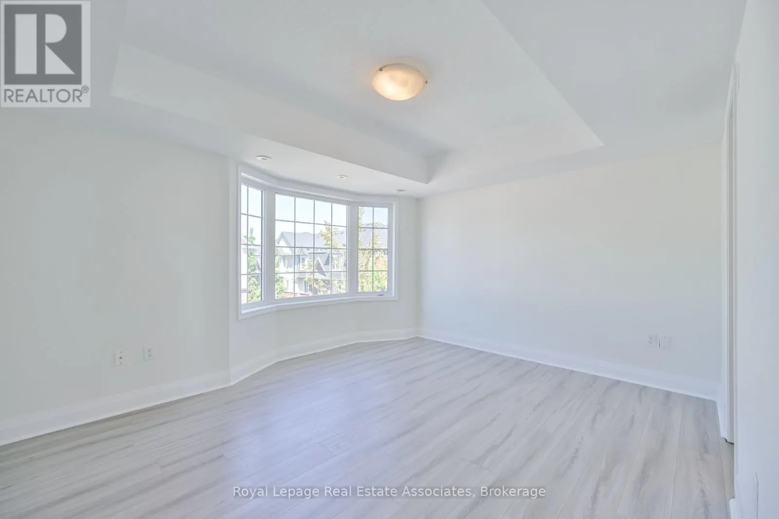 3 - 575 DUNDAS STREET