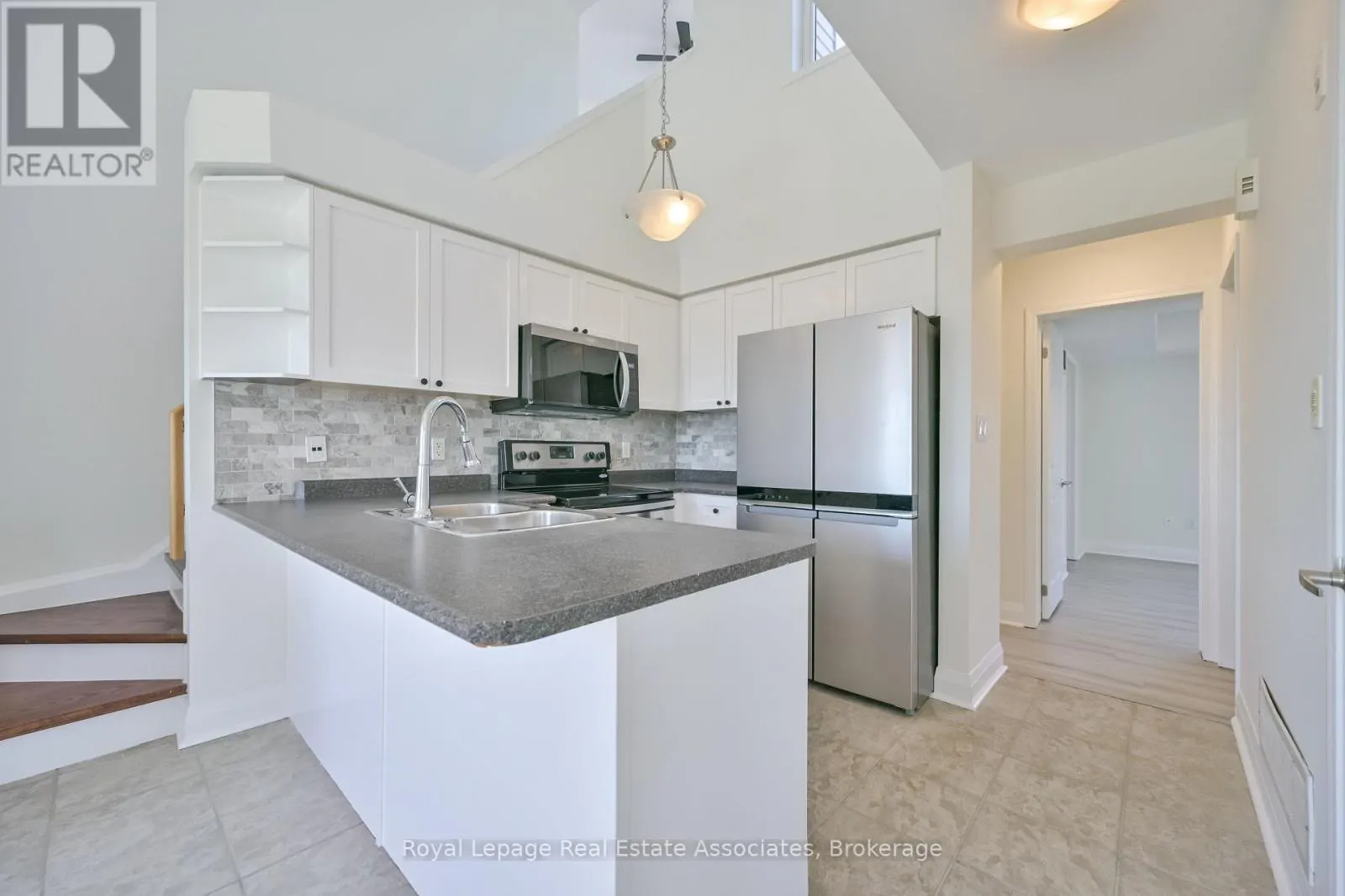 3 - 575 DUNDAS STREET