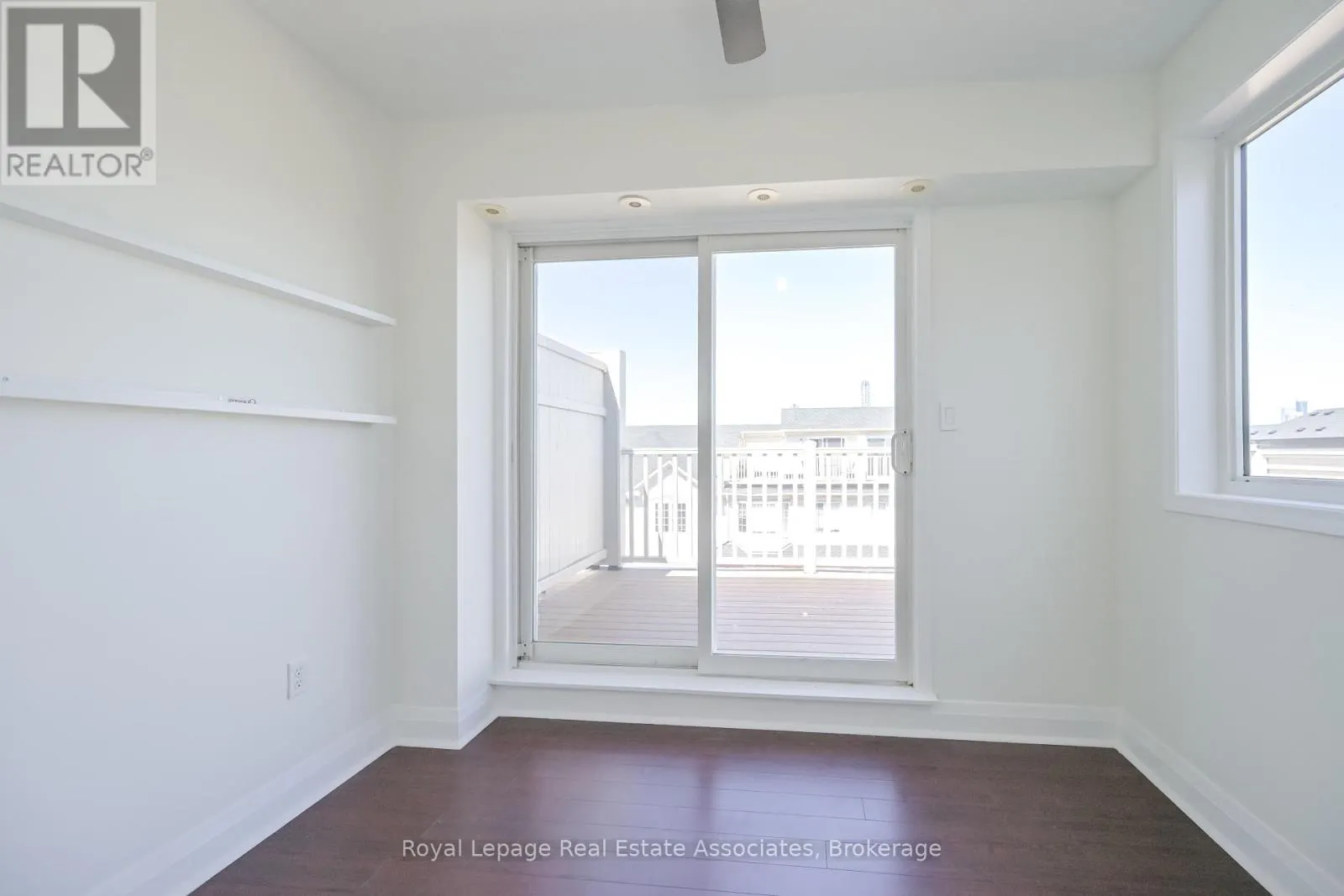 3 - 575 DUNDAS STREET