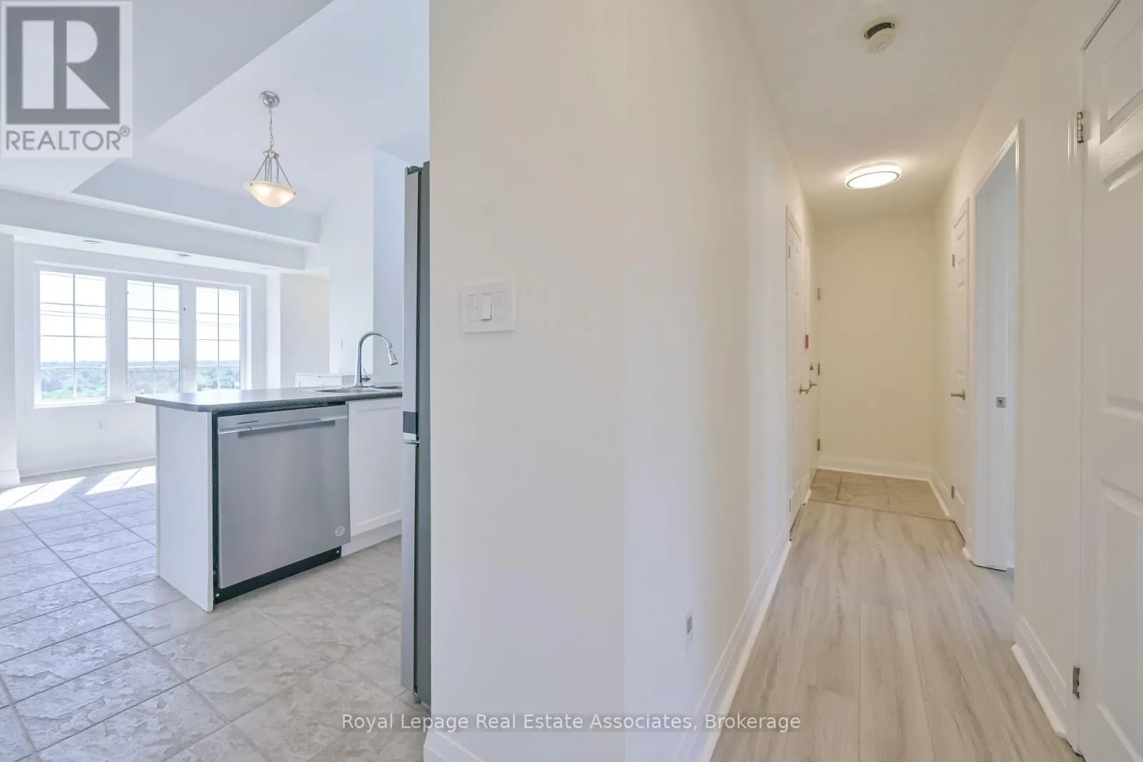 3 - 575 DUNDAS STREET