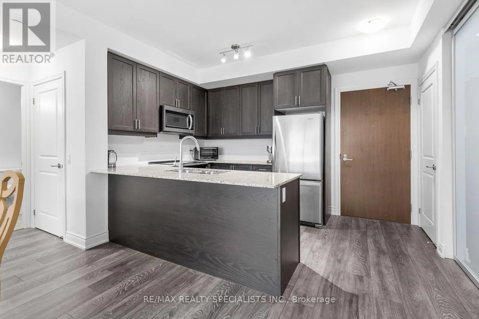 226 - 1050 MAIN STREET E