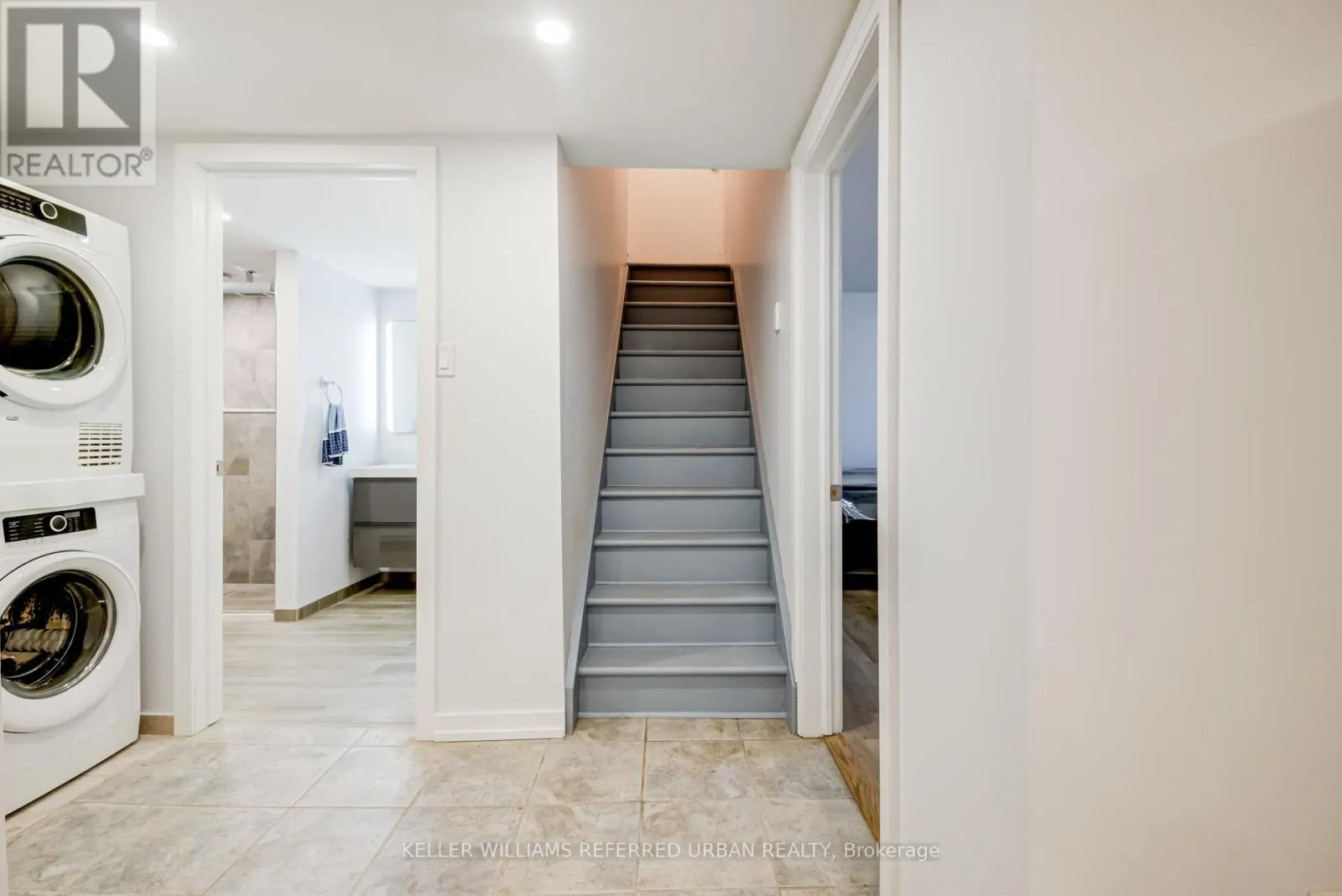 LOWER - 2556 LAKE SHORE BOULEVARD W