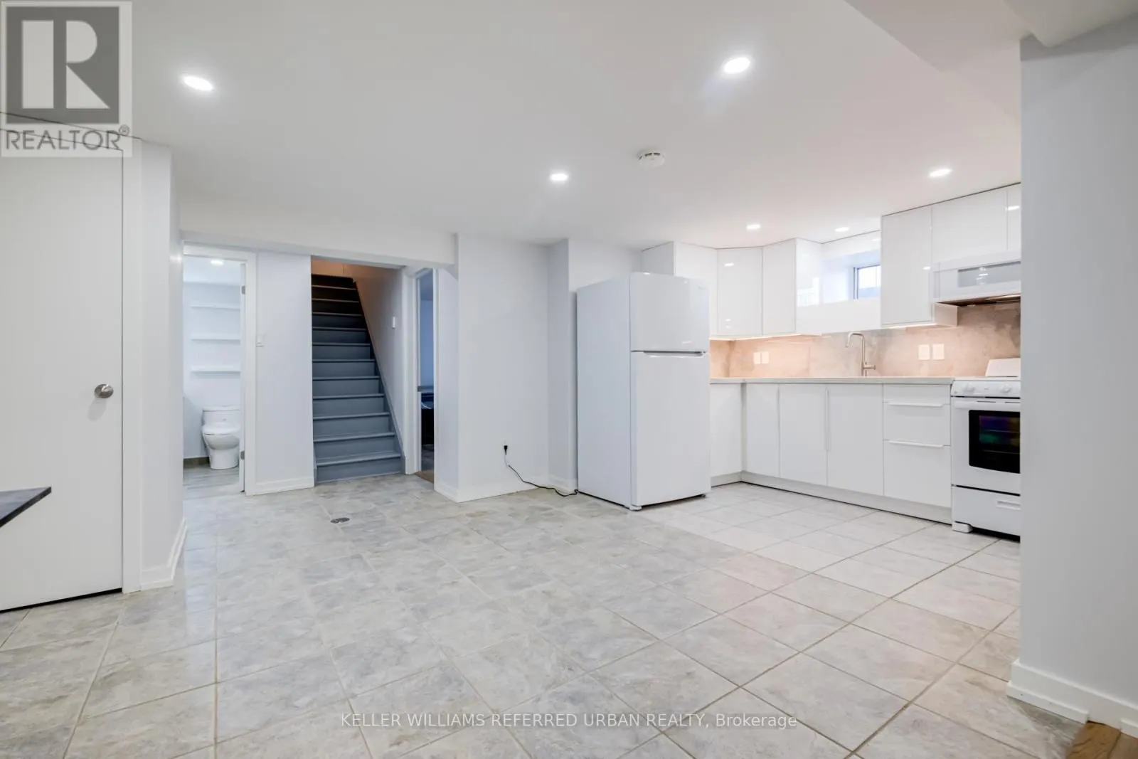 LOWER - 2556 LAKE SHORE BOULEVARD W