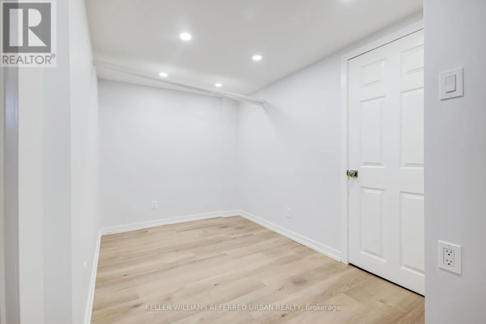 LOWER - 2556 LAKE SHORE BOULEVARD W
