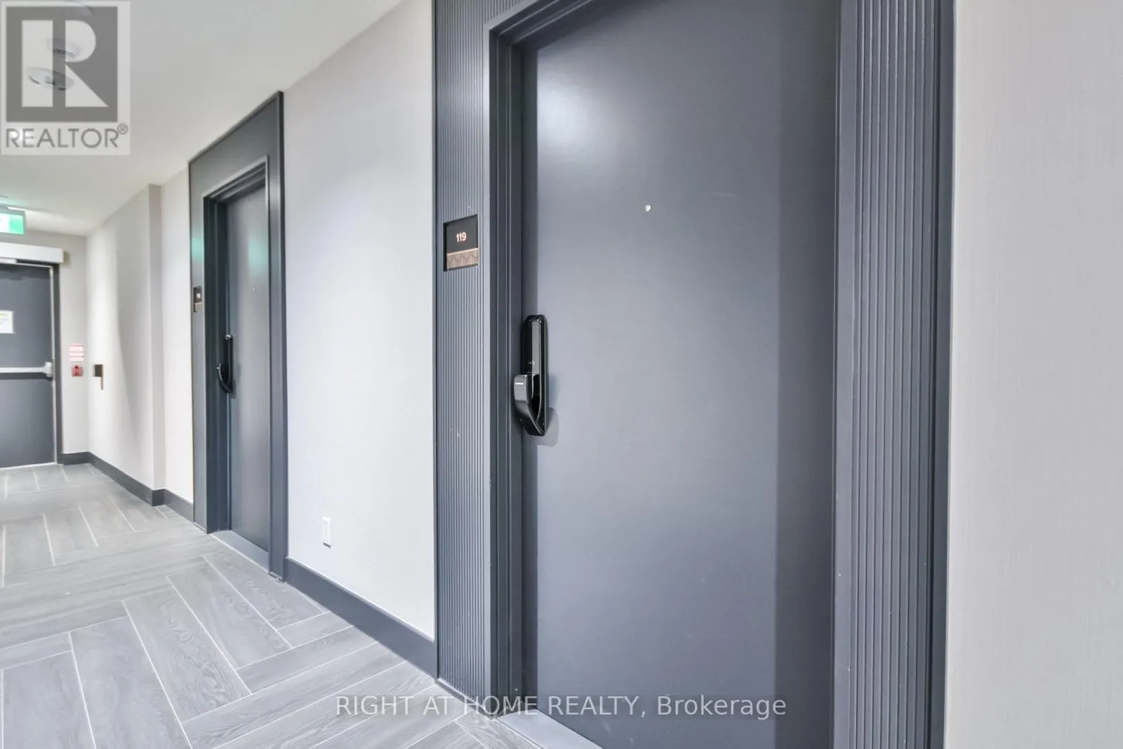 119 - 405 DUNDAS STREET W
