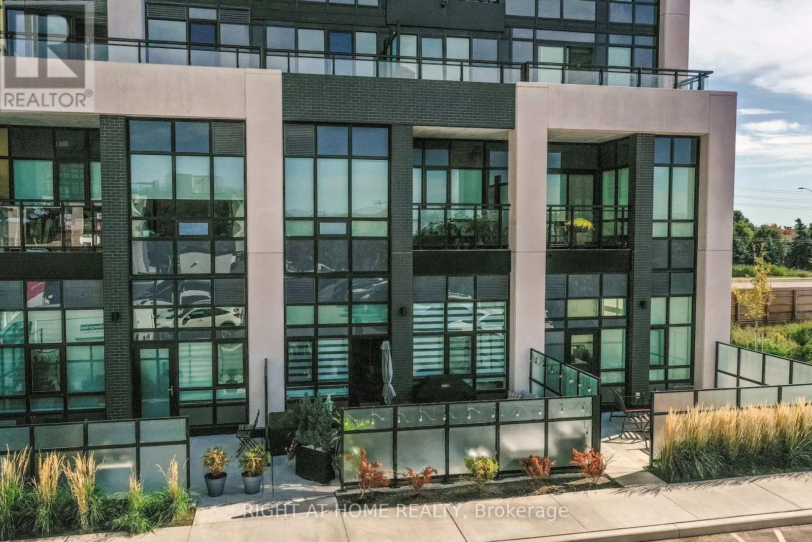 119 - 405 DUNDAS STREET W