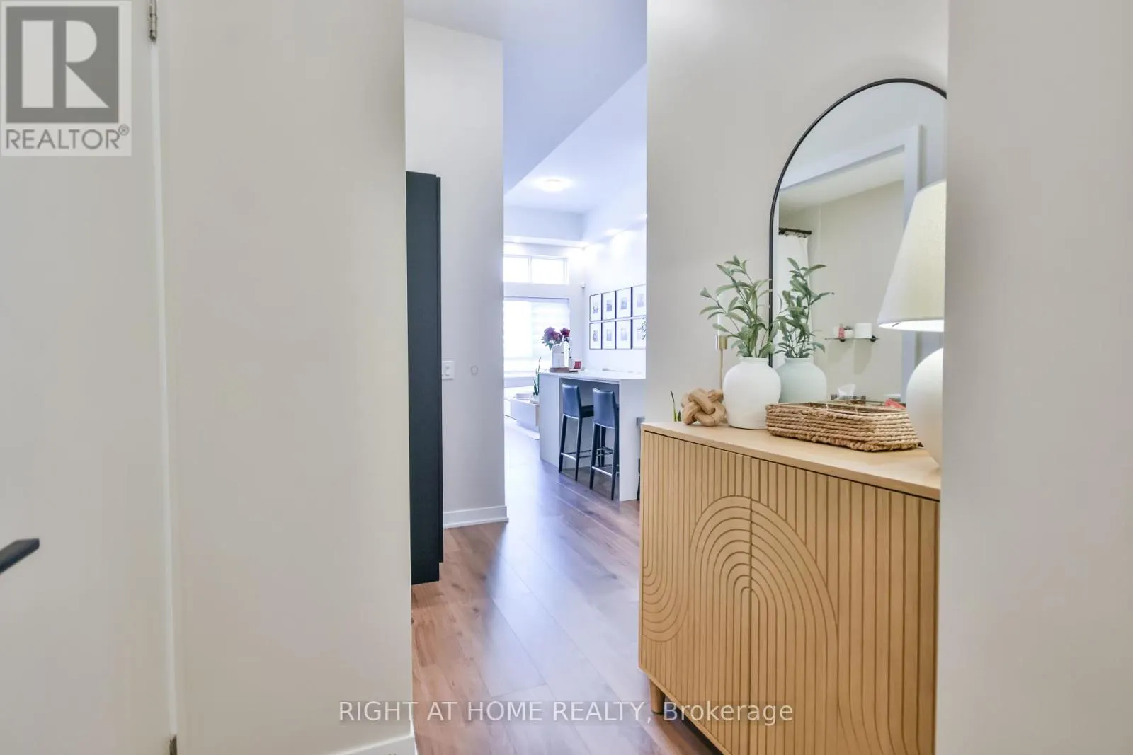 119 - 405 DUNDAS STREET W