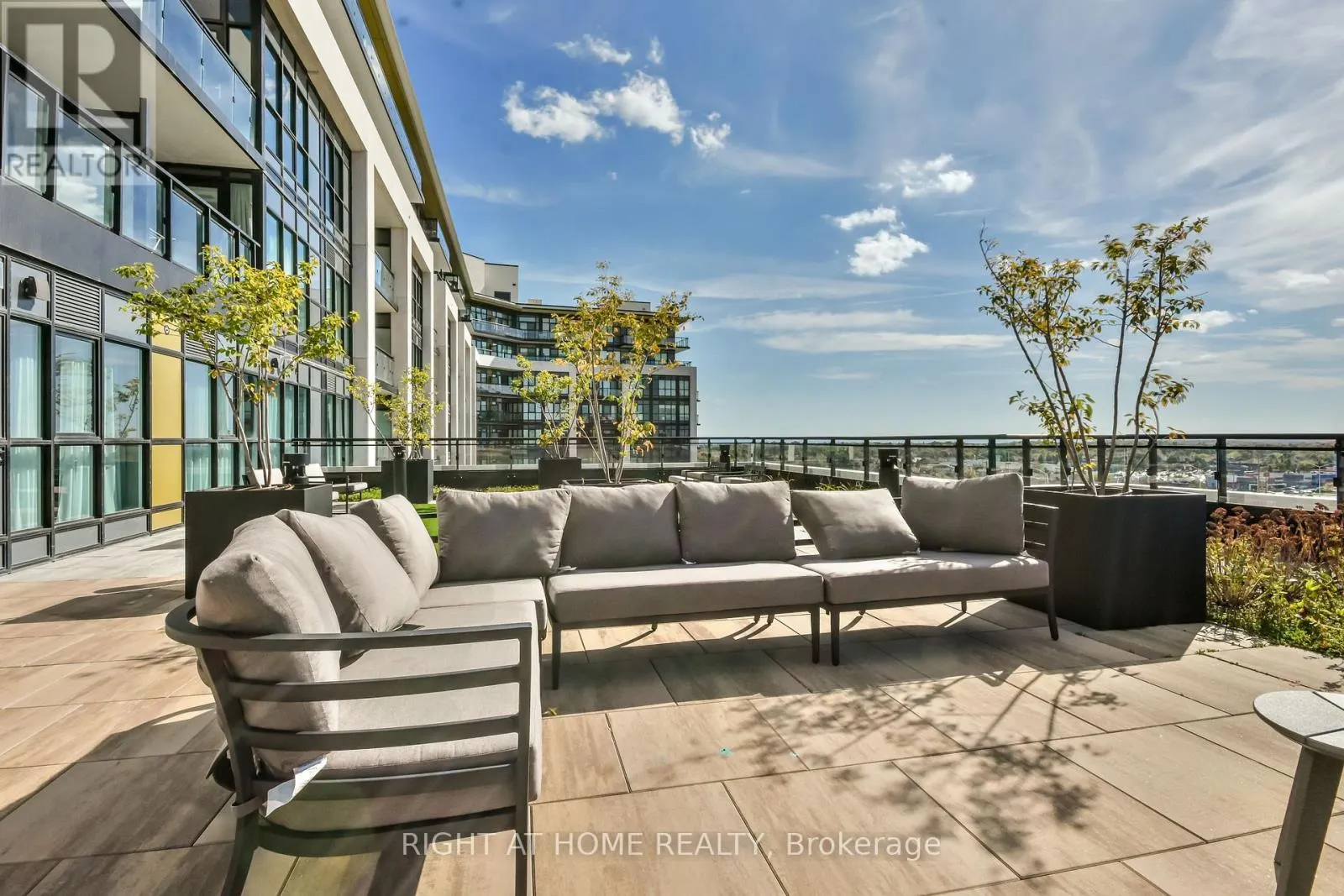 119 - 405 DUNDAS STREET W