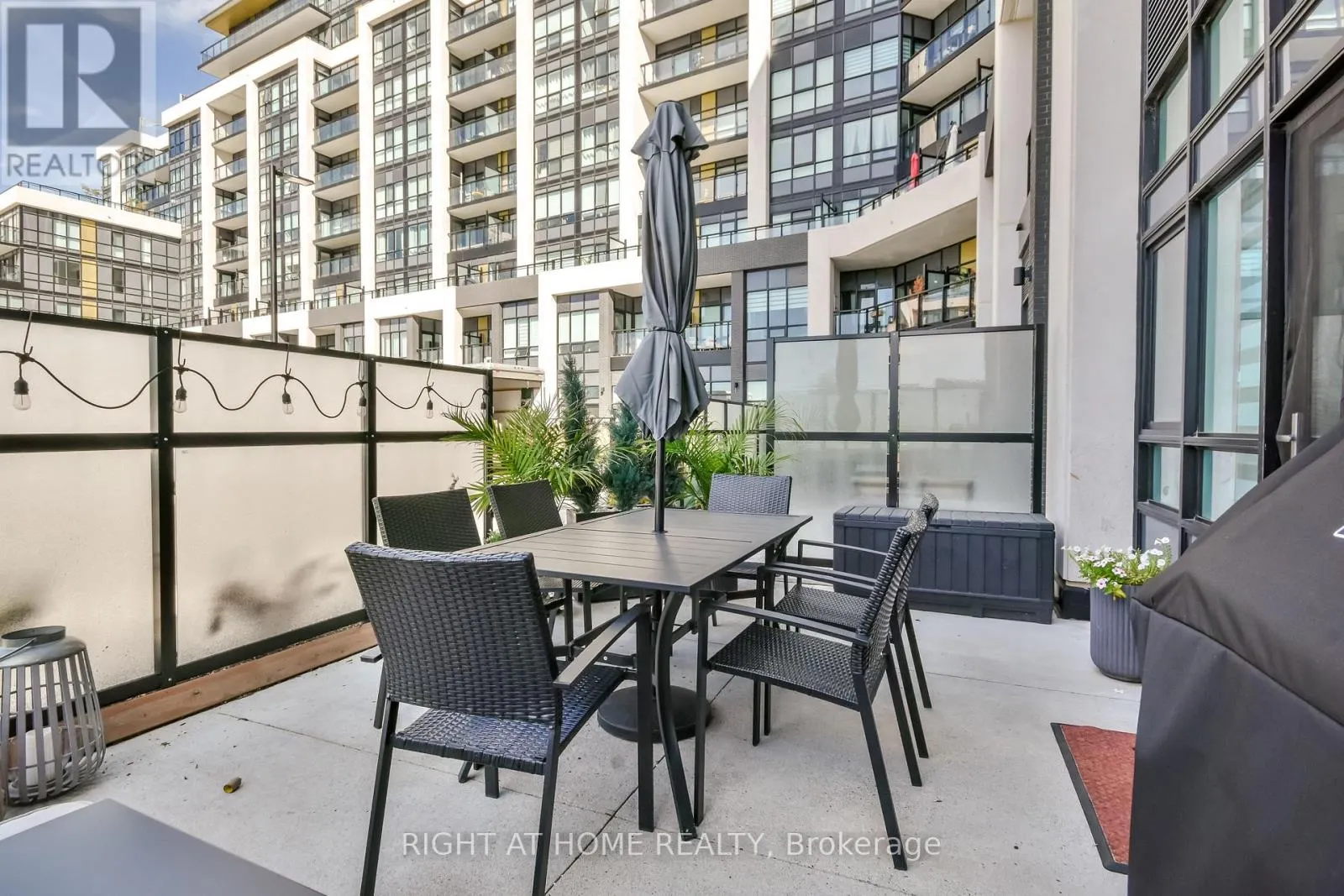 119 - 405 DUNDAS STREET W