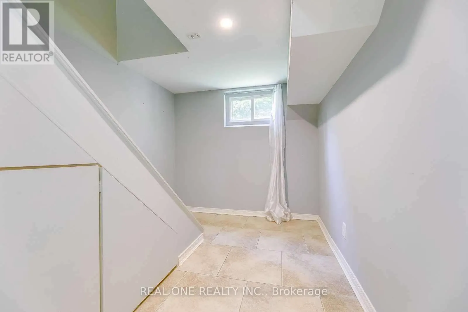 LOWER - 2048 EDINBURGH DRIVE