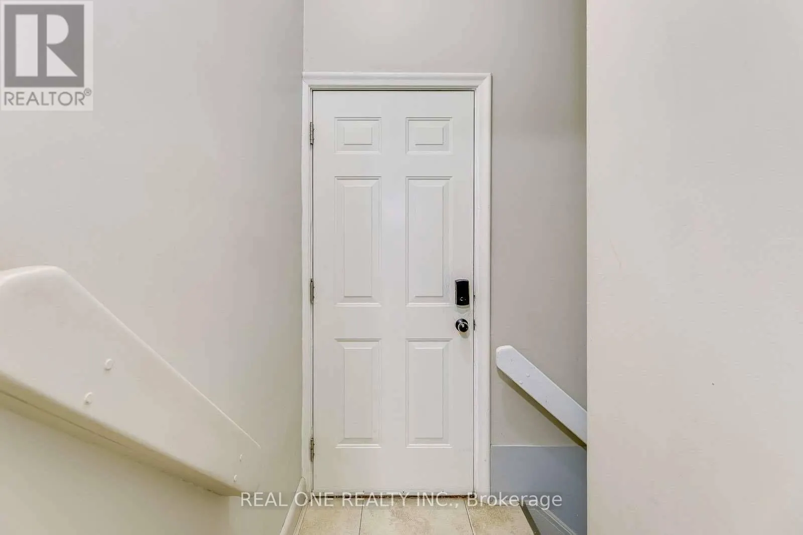LOWER - 2048 EDINBURGH DRIVE